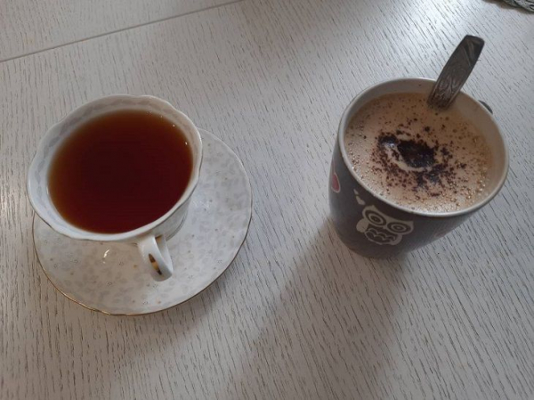 Что на самом деле нельзя запивать кофе и чаем: никогда так не делайте