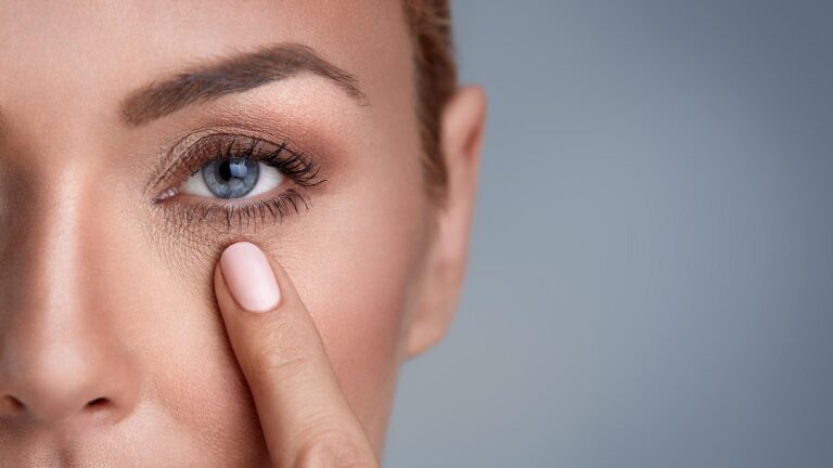5 способов сохранить молодой кожу вокруг глаз