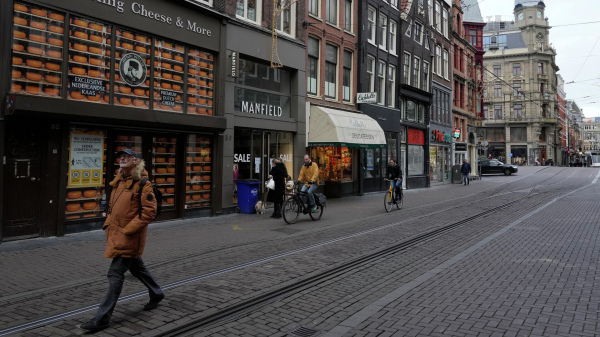 В Амстердаме запретили строительство новых отелей для борьбы с массовым туризмом
