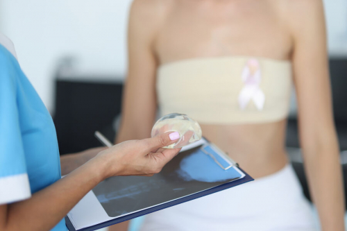 «Импланты мотивируют женщин следить за здоровьем»: как врачи относятся к увеличению груди 