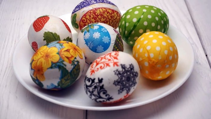 Без наклеек и красителей: копеечный способ украсить яйца на Пасху. Получится у каждого