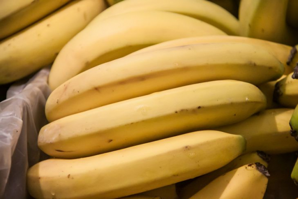 Зачем некоторые женщины натирают лицо банановой кожурой: хитрость, о которой многие даже не слышали