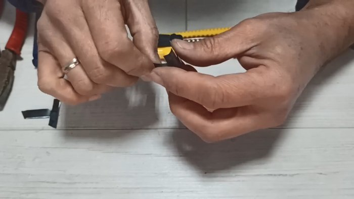 Как с помощью канцелярского ножа открыть замок при утере ключей