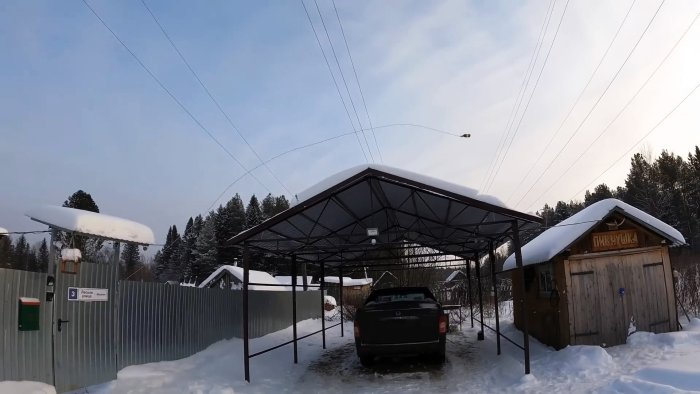 Как почистить снег с высокой крыши обыкновенной веревкой в одиночку