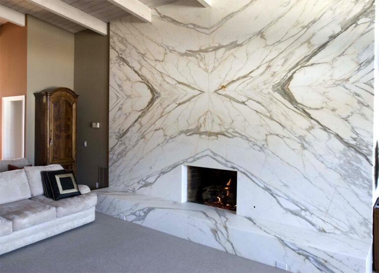 Камин из мрамора – элемент роскоши в интерьере