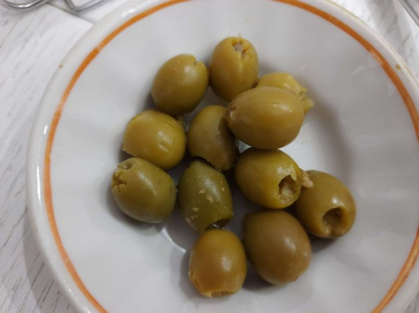 Консервированные оливки и маслины: категория людей, которым полезно их есть