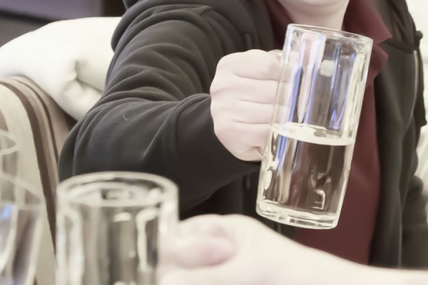Можно ли пить воду во время еды: диетологи поставили точку в популярном споре