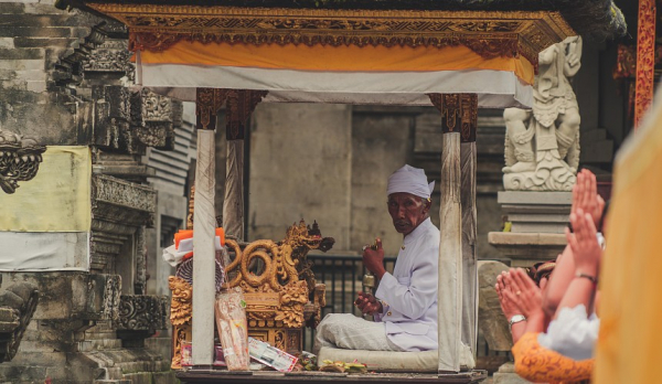 На Бали туристам теперь приходится молиться перед походом в горы