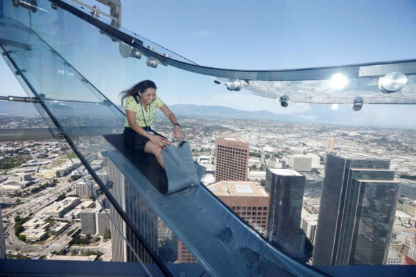 Стеклянная горка на самом высоком небоскребе Лос-Анджелеса заменяет отважным лифт