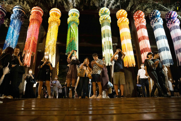 В гармонии с духами: как в Японии отмечают День поминовения усопших